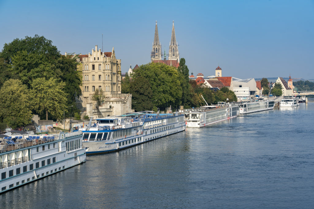 Flusskreuzfahrtschiffe an der Donaulände Regensburg