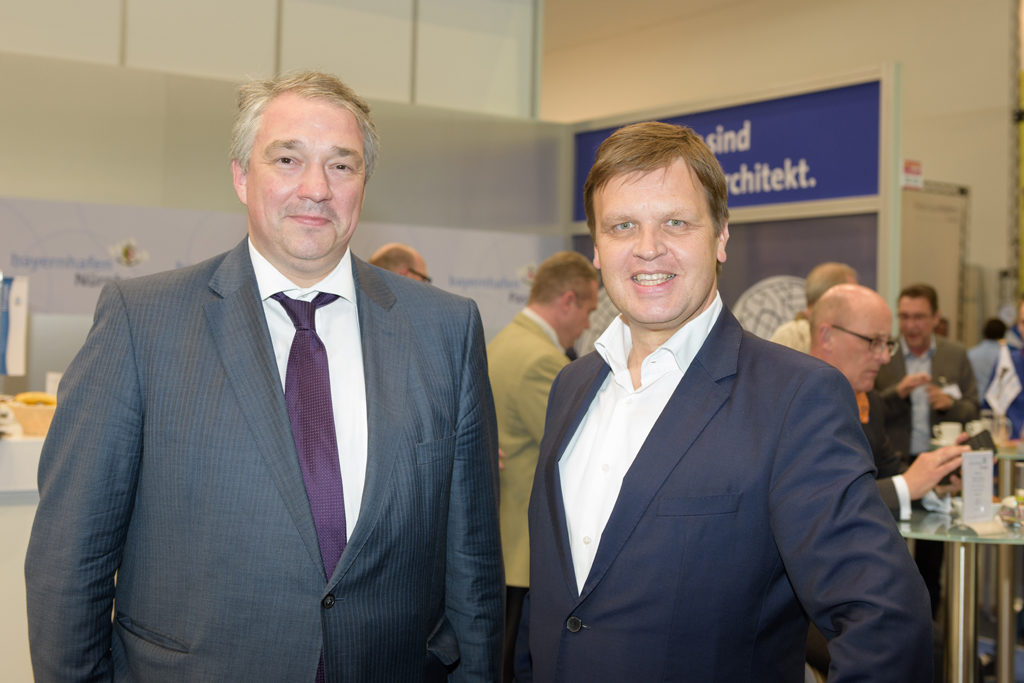 Martin Staats mit Joachim Zimmermann auf dem bayernhafen Messestand  tranport logistic 2017