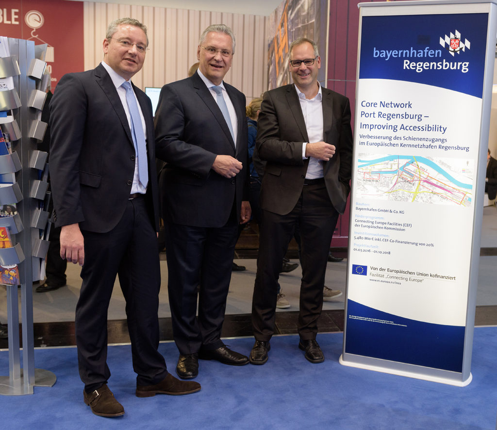 Besuch Minister Herrmann auf dem bayernhafen Messestand  tranport logistic 2017