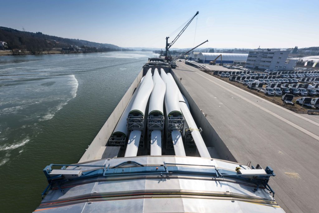 Verladung von 60m Windflügeln aufs Binnenschiff im bayernhafen Passau
