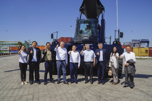 Delegation Chengdu im bayernhafen Nürnberg vor Reachstacker