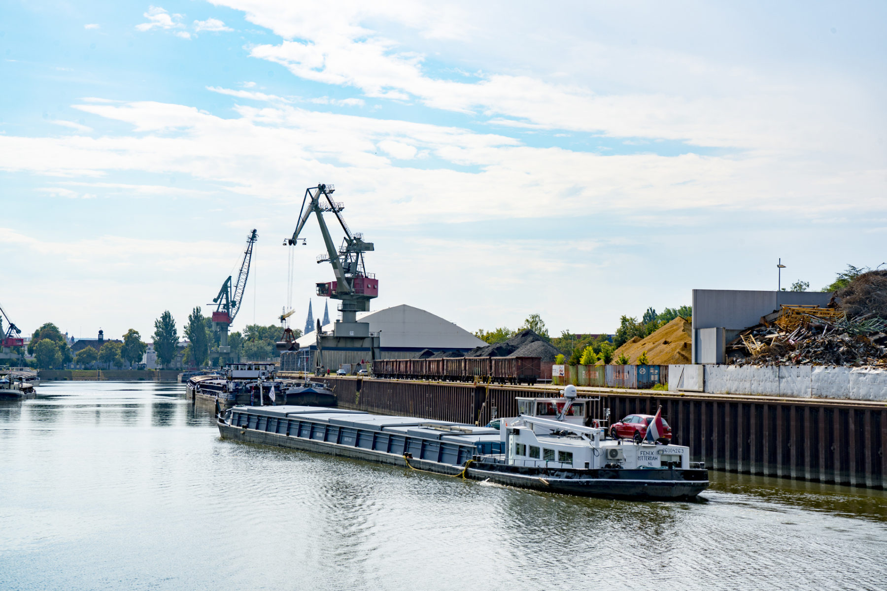 Einfahrt Binnenschiff Motorgüterschiff Hafenbecken Westhafen bayernhafen Regensburg