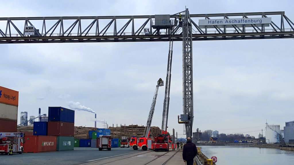 Kranbrücke Feuerwehr Übung bayernhafen Aschaffenburg