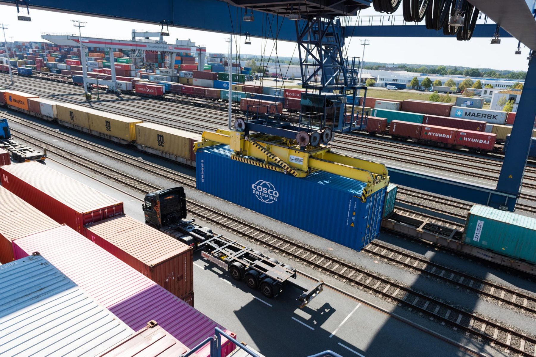 Container wird auf LKW verladen - TriCon Nürnberg