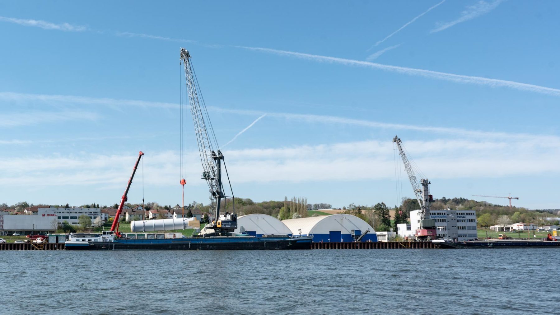 Umschlag mit zwei Kränen im bayernhafen Passau