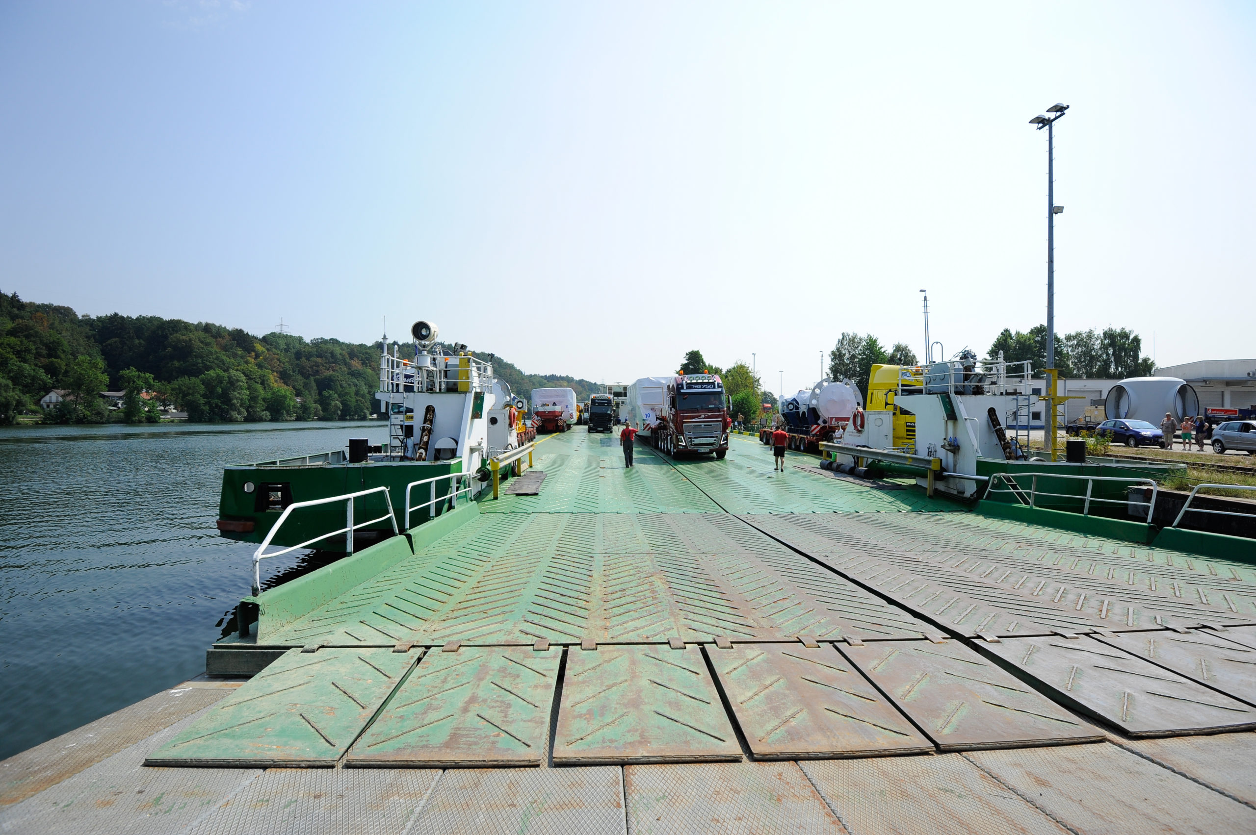 RoRo-Verladung von LKWs auf ein RoRo-Schiff