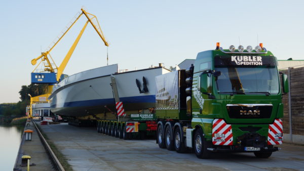 Verladung Schiffsrumpf Schwergut bayernhafen Roth