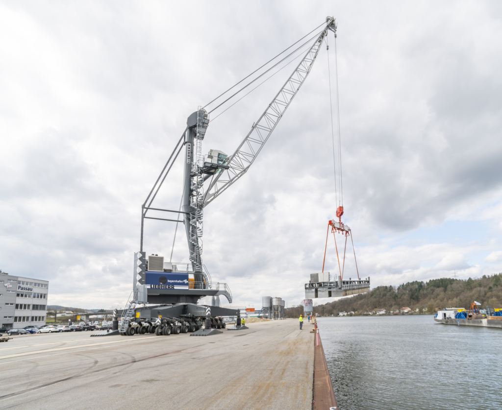 Liebherr LHM420 Umschlag Ponton bayernhafen Passau