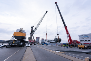 Montage Liebherr LHM420 bayernhafen Passau