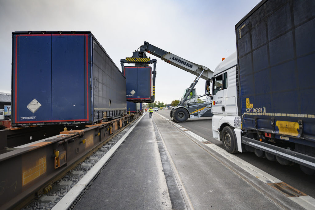 Reachstacker Liebherr Verladung Wechselbrücke bayernhafen Regensburg