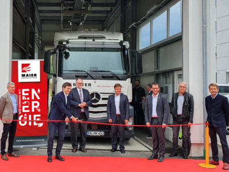 Official inauguration of the pellet silo: From left to right: Alexander and Lorenz Maier (MaierKorduletsch), Lord Mayor of Passau Jürgen Dupper, Joachim Zimmermann (Chief Executive Officer of Bayernhafen), Mayor of Vilshofen Florian Gams, Friedrich Gerstl (Architectural Offices of Mitschelen + Gerstl) and Johann Berger (MaierKorduletsch)