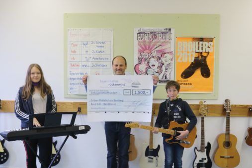 Donation handover to the Erlöser-Mittelschule Bamberg: School Principal Eugen Kügler (centre) of the Rock Kids school band (image source: Erlöser-Mittelschule Bamberg)