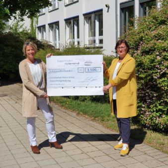 Donation handover to the Grundschule Hohes Kreuz: Primary School Principal Karin Förster (left) and Birgit Sommerer-Oel, the Chairwoman of the Primary School Support Group (image source: Grundschule Hohes Kreuz)