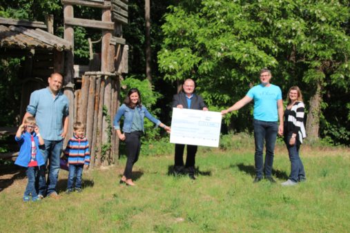 Donation handover to the Parents Advisory Committee of the Kammerstein xhildren’s daycare centre (image source: Elternbeirat der Kita Kammerstein)