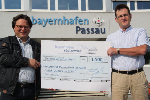 Presentation of the donation to the Rotary Club Passau-Dreiflüssestadt: Club President Frank Stelling (right) and project initiator Dominik Metzler (left). (image source: Rotary Club Passau-Dreiflüssestadt)
