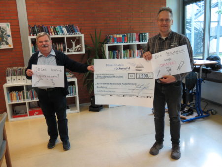 The Principal of the Ruth-Weiss-Realschule Secondary School, Georg Strobel (left) and Peter Fischer, head of the school building team, accept the donation (image source: Ruth-Weiss-Realschule)