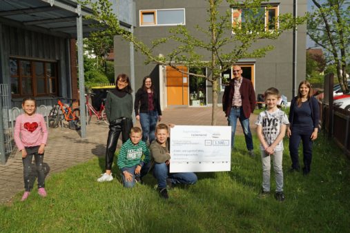 Pastor Joachim Nötzig (3rd from right) takes receipt of the donation for the evang.- luth. Kirchengemeinde Katzwang to support its club for children and young people (image source: bayernhafen Nürnberg)