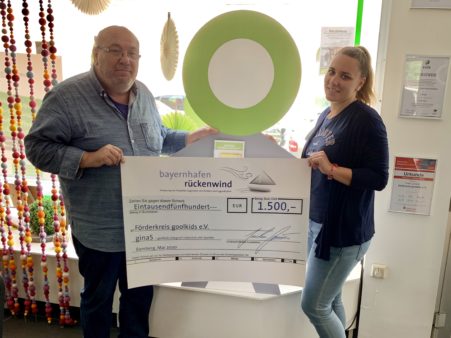 Donation handover ceremony for the Förderkreis goolkids e.V.: Project Manager Robert Bartsch (left) and ginaS Project Manager Laura Stelzer. (image source: Förderkreis goolkids e.V.)