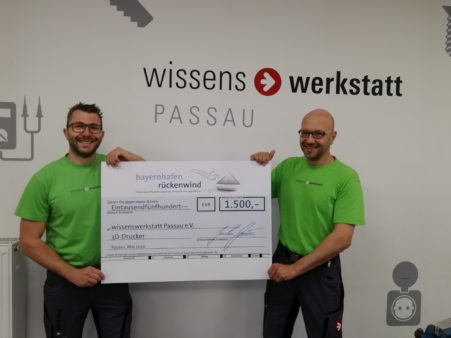Donation photo symbolic cheque presentation bayernhafen rückenwind wissenswerkstatt