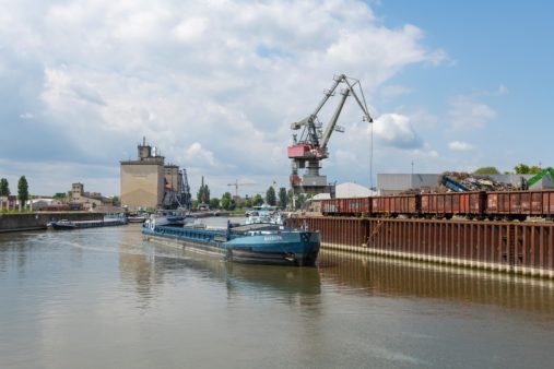 Binnenschiff fährt im bayernhafen Regensburg