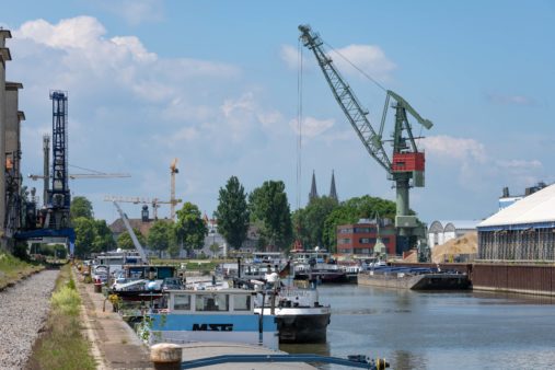 Hafenbetrieb läuft im bayernhafen Regensburg