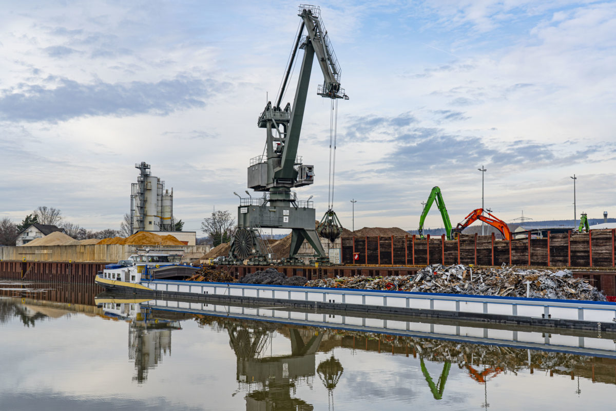 A port crane is used to load scrap metal on to a barge | bayernhafen Aschaffenburg