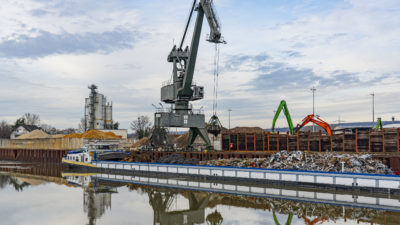 A port crane is used to load scrap metal on to a barge | bayernhafen Aschaffenburg