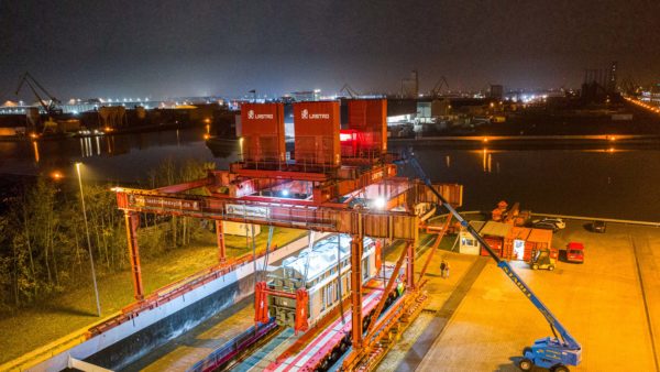 Night-time loading of a transformer using a strand jack system at bayernhafen Nürnberg