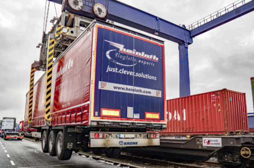 Sattelauflieger von hinten beim Umschlag im Containterterminal Nürnberg