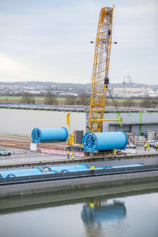 Umschlag mit Raupenkran Schiff, blaue Kabeltommel