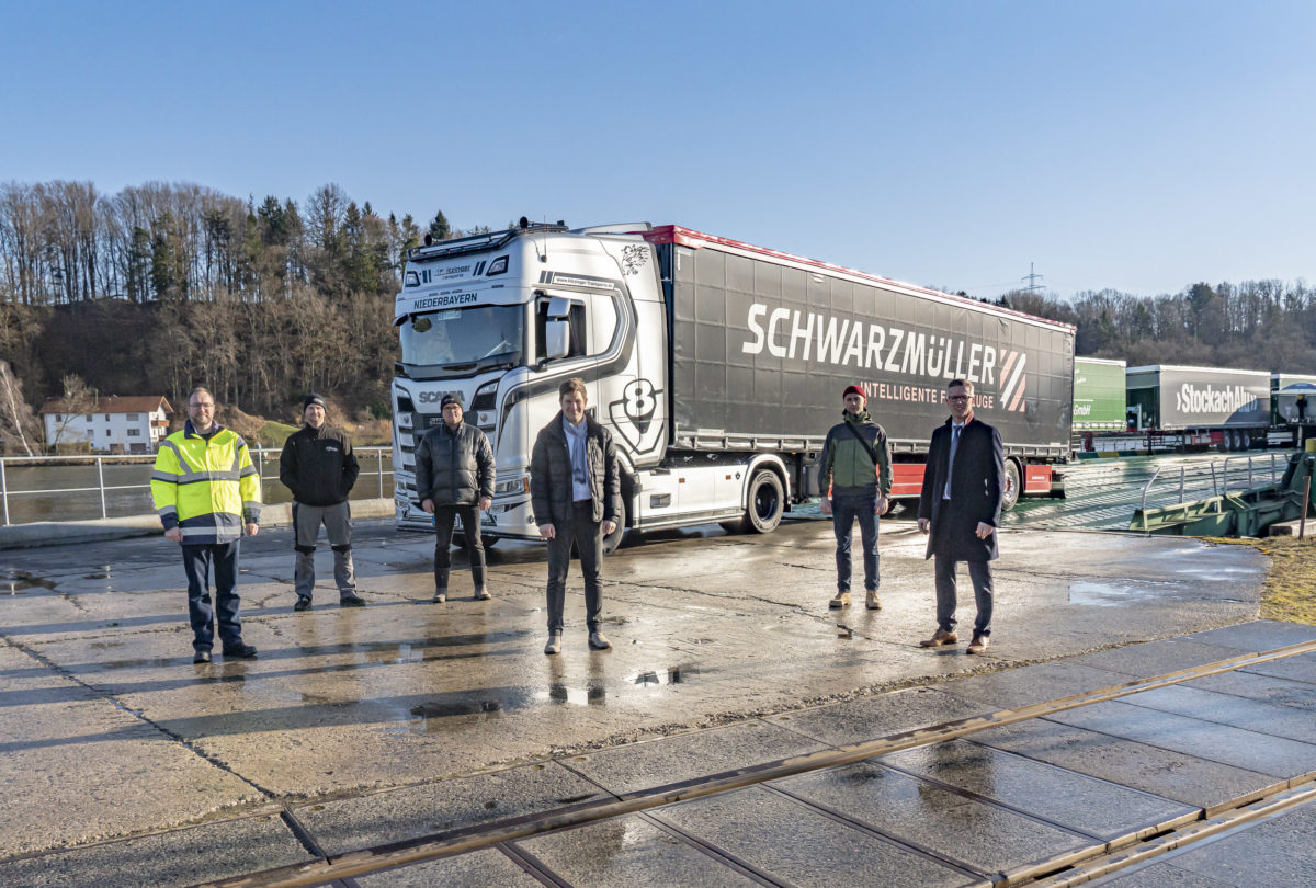 Trailer Sattelauflieger RoRo Rampe bayernhafen Passau