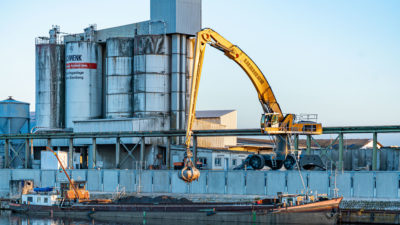 Bagger Liebherr LH110 Schiff Umschlag