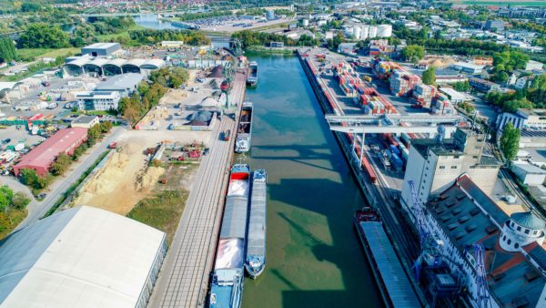 Luftbild Westhafen bayernhafen Regensburg mit Binnenschiffen und Kränen