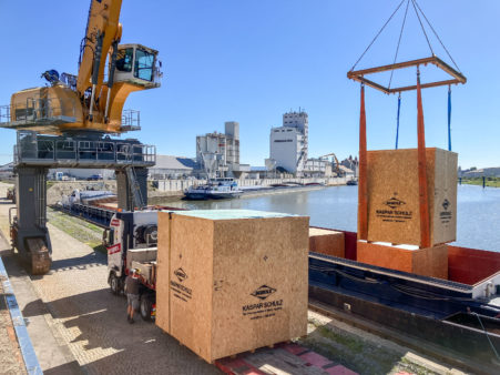 Verladung Holzkisten auf Binnenschiff