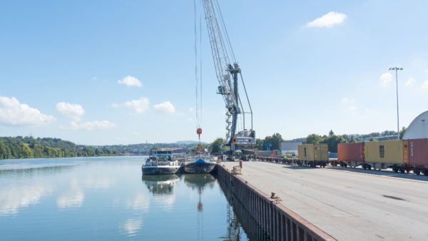 Zwei Binnenschiffe und Hafenmobilkran