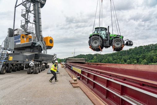 Verladung von Traktor mit Hafenmobilkran auf Binnenschiff