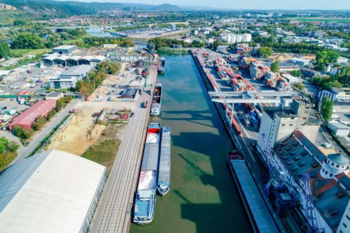 Luftbild Westhafen Regensburg Hafenbecken mit Binnenschiffen