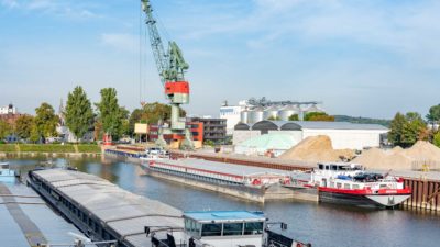 Hafenbecken Regensburg mit Binnenschiffen und Hafenkran
