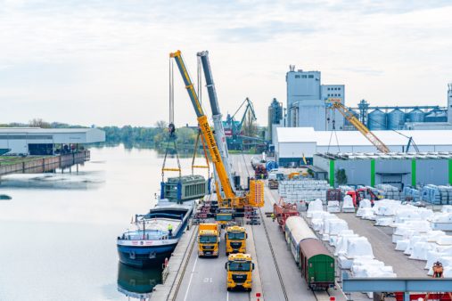 Verladung eines Transformators in ein Binnenschiff