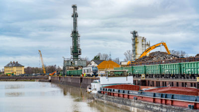 Güterzüge, Kräne und Bagger