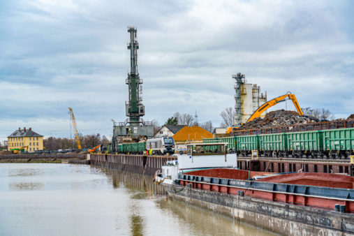 Güterzüge, Kräne und Bagger