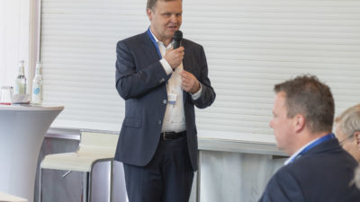 Redner mit Mikrofon