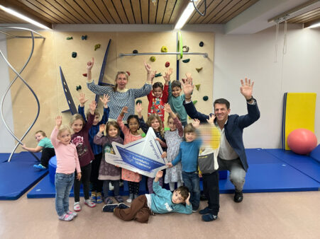 Kinder freuen sich bei Spendenübergabe