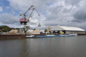 Binnenschiff und Kran