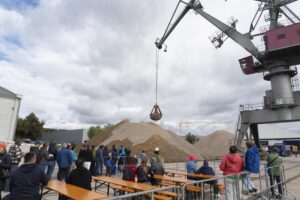 Besucher Hafenfest vor einen Kran