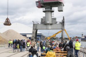 Besucher Hafenfest vor einem Kran