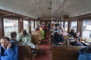Besucher Hafenfest in einem historischen Eisenbahnwaggon