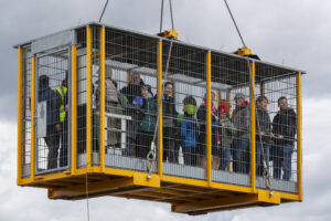 Besucher Hafenfest in einem Personenkorb