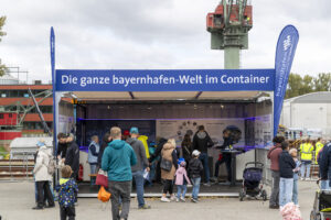 Besucher Hafenfest im Ausstellungscontainer