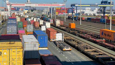 Container-Terminal mit Containern und LKW